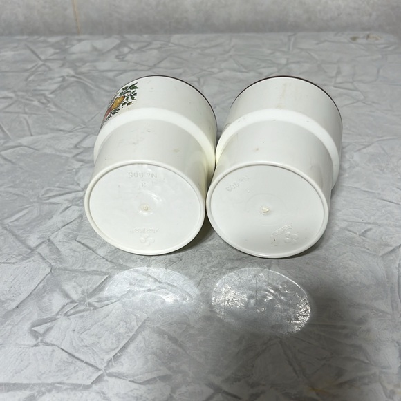 Mushroom salt and pepper 70s shakers plastic by sterilite some signs of wear - Picture 5 of 12